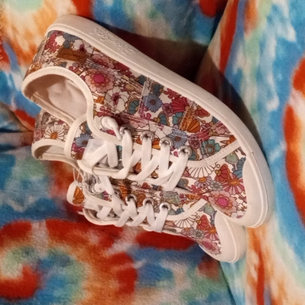 🌼Blowfish size 8 women's floral, tennis shoes.